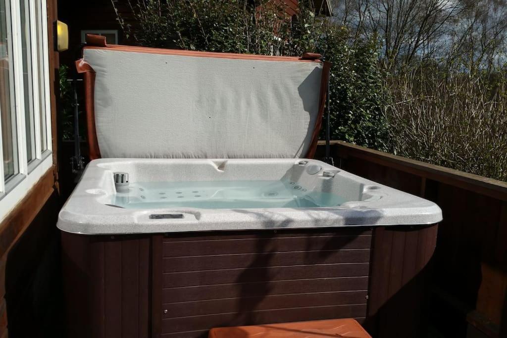 Luxury Peak District Lodge, Hot Tub, Log Burner, Nr Lake Rudyard المظهر الخارجي الصورة