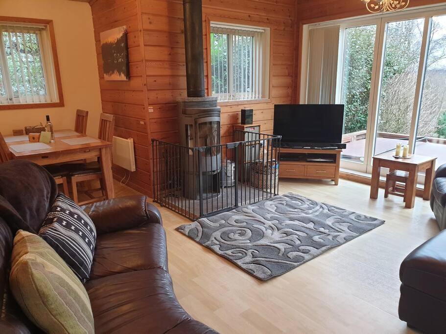 Luxury Peak District Lodge, Hot Tub, Log Burner, Nr Lake Rudyard المظهر الخارجي الصورة